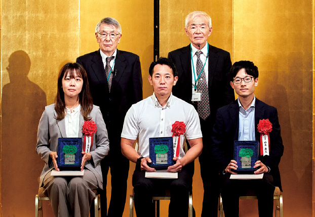 永沼亜梨沙さん、神野弘貴さん、山本康太さん、池上理事長、村野選考委員長画像